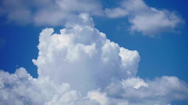 夏のさわやかな青空 《空に浮かぶ雲》
