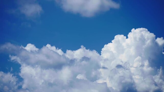 夏のさわやかな青空 《空に浮かぶ雲》