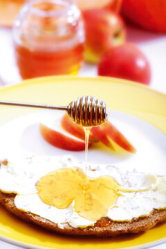 Slice of bread with honey and apples