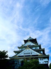 Fototapeta premium Low angle view of the historic Osaka Castle under a bright sunny day