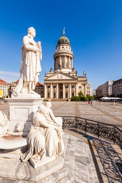 Germany, Berlin, Gendarmenmarkt, view to French Cathedral with statue of Friedrich Schiller in the foreground