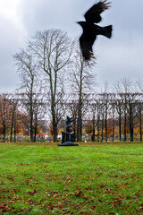scène avec des corbeaux dans le jardin des Tuileries à Paris en France © Pierre Laborde 