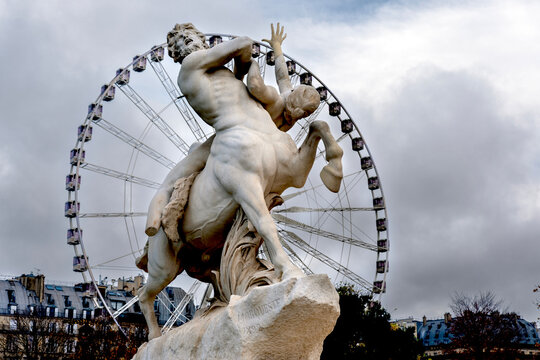 sc&egrave;ne avec une statue  dans le jardin des Tuileries &agrave; Paris en France