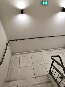 Descente escalier int&eacute;rieur immeuble moderne s&eacute;curis&eacute;