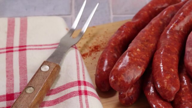 tas de merguez et saucisses fra&icirc;ches crues