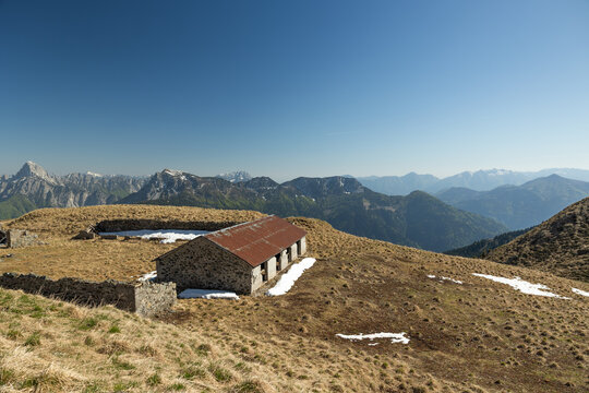 vista panoramica che si estende fino all'orizzonte sul bellissimo paesaggio montano d'alta quota tra le montagne del Friuli Venezia Giulia settentrionale, di giorno, con cielo sereno, in primavera