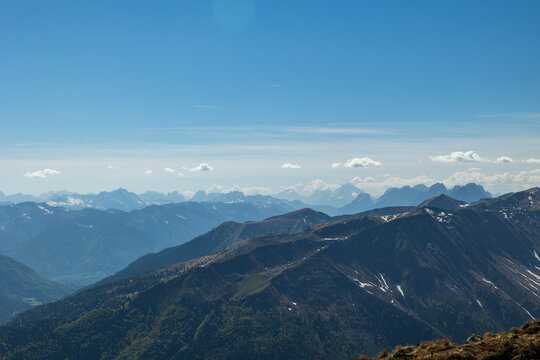 vista panoramica che si estende fino all'orizzonte sul bellissimo paesaggio montano d'alta quota tra le montagne del Friuli Venezia Giulia settentrionale, di giorno, con cielo sereno, in primavera