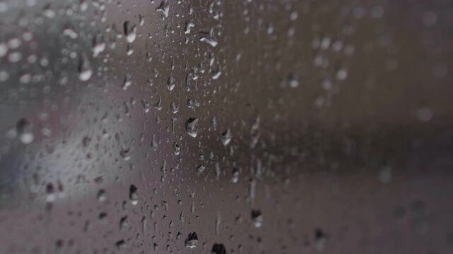 雨の日の窓ガラスについた水滴