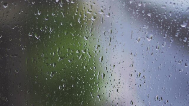 雨の日の窓ガラスについた水滴