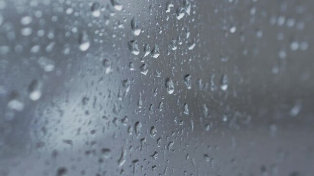雨の日の窓ガラスについた水滴