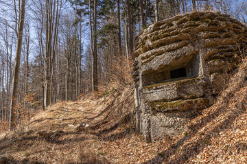 torretta esterna da difesa in cemento di un vecchio bunker sulle alture di una collina boscosa in Slovenia © PhotoMet