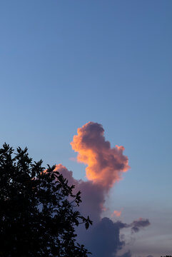 Nuage rouge orange dans le cil bleu 