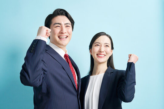 ガッツポーズをする男女のビジネスパーソン