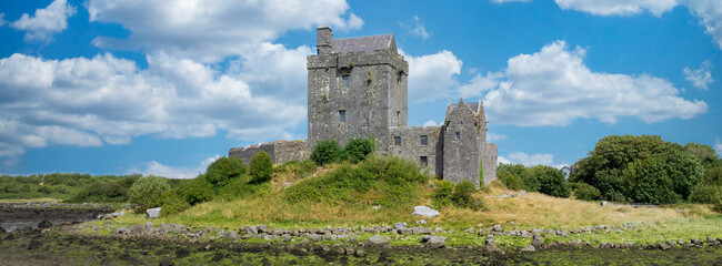 Dunguaire castle in west Ireland © Frédéric Prochasson