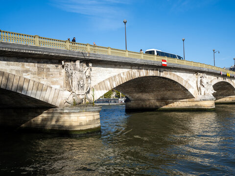 vue des quais de Seine dans le centre de Paris en France