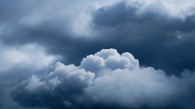Cielo nublado y dram&aacute;tico lleno de densas nubes oscuras de tormenta. Perfecto para fondos atmosf&eacute;ricos, clima y proyectos de naturaleza.