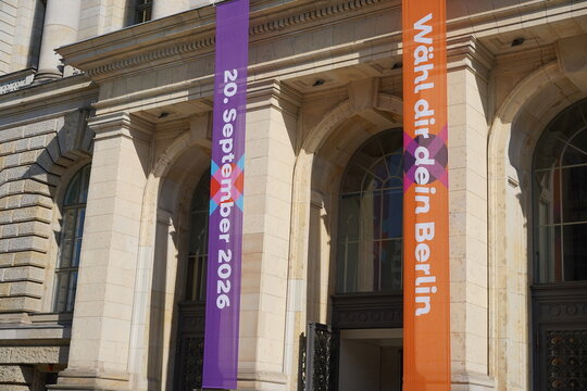 Das Abgeordnetenhaus von Berlin mit &uuml;berparteilichem Banner zur Wahl am 20. September, Berlin, 13.08.2026