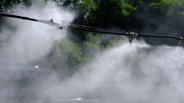 夏の観光地で稼働する熱中症対策のミストシャワー