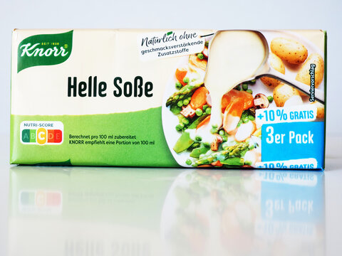  A box of Knorr Helle So&szlig;e sauce mix package resting on a reflective white surface against a clean background.
