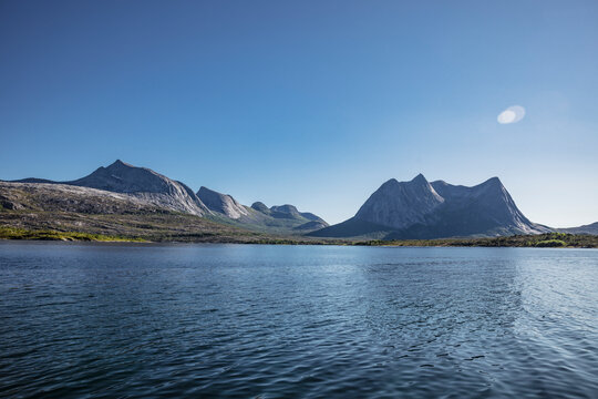 Sonnenschein und wolkenloser Himmel &uuml;ber dem Efjord in Norwegen
