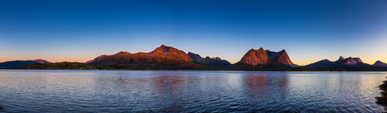 Mitternachtssonne mit Abendrot am Efjord in norwegen