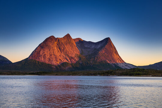 Mitternachtssonne mit Abendrot am Efjord in norwegen