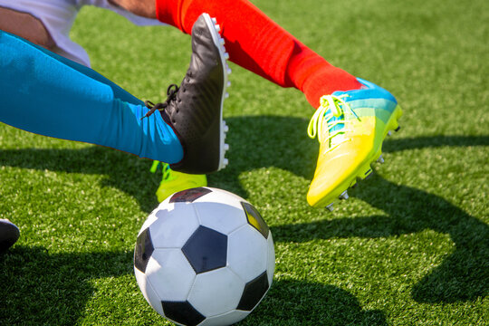 Symbolbild Fu&szlig;ball: &Uuml;berhartes Einsteigen, Spieler foult seinen Gegenspieler