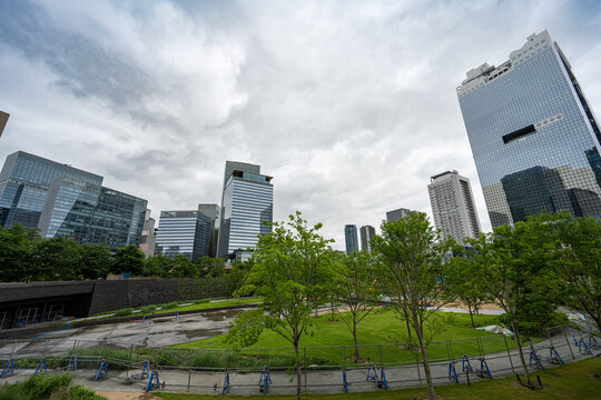 大阪・梅田のうめきた、緑豊かな都市公園と近代的な高層ビル群【大阪風景】