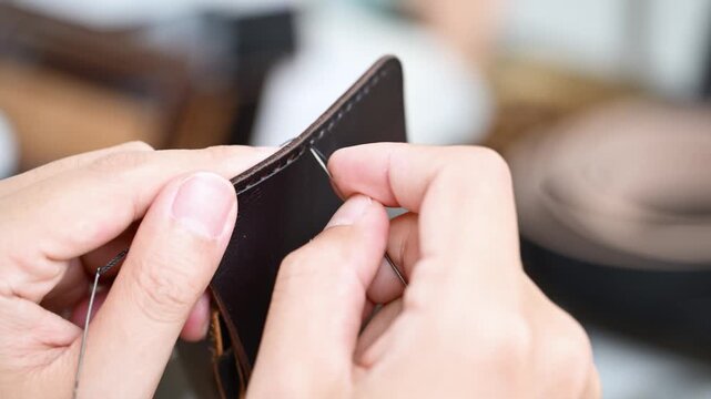 革を手縫いで縫製する手元