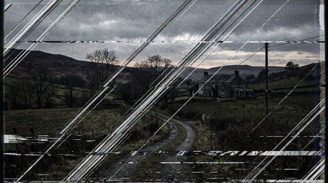 Strada di campagna con glitch analogici e distorsioni del segnale