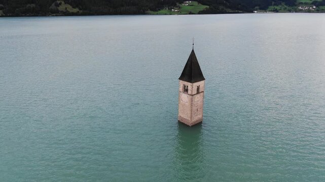 Il campanile sommerso nel Lago di Resia in Val Venosta