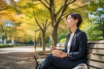Obraz premium Mindful Office Worker Enjoying Outdoor Autumn Lunch Break