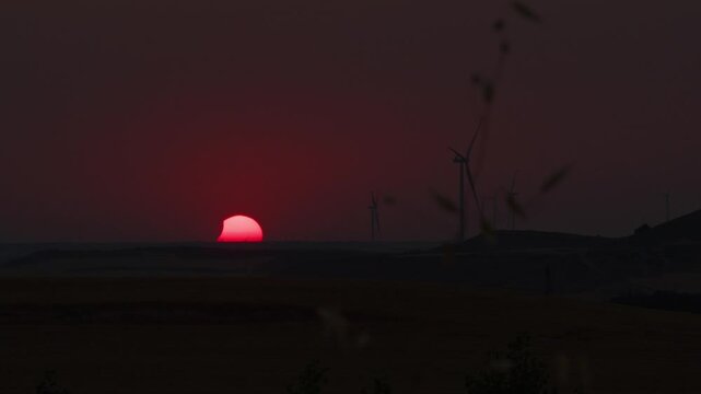 Eclipse solar atardecer rojo. Espa&ntilde;a 2026