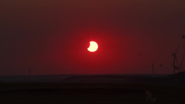Eclipse solar atardecer rojo. Espa&ntilde;a 2026