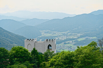 日名倉山から見下ろすリュバンベールの鐘と麓の集落 © kohta65