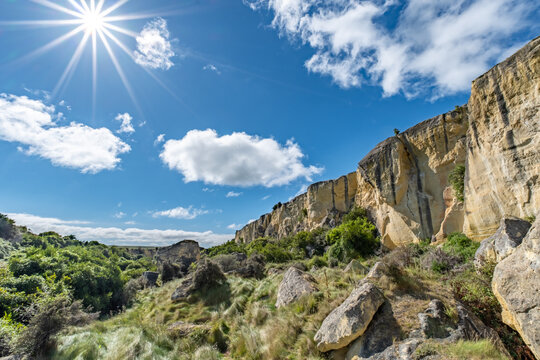 Kalksteinklippen der Earthquakes Formation mit Sonnenstern bei Duntroon Neuseeland