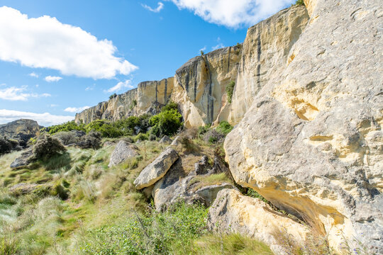 Kalksteinklippen der Earthquakes Formation mit Sonnenstern bei Duntroon Neuseeland