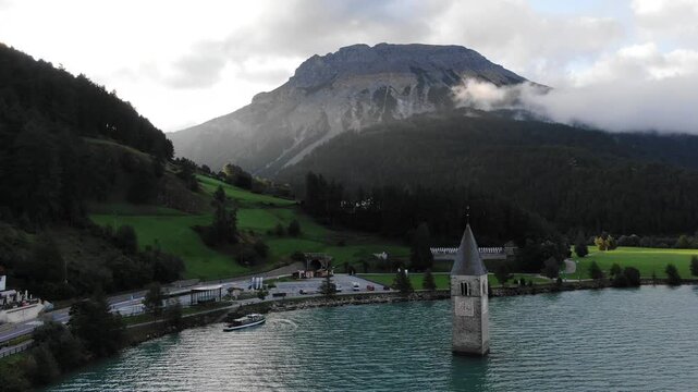 Il campanile sommerso nel Lago di Resia in Val Venosta