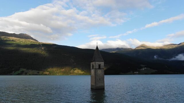 Il campanile sommerso nel Lago di Resia in Val Venosta