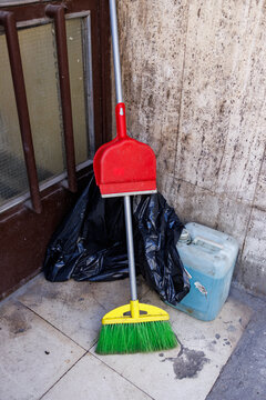 Dustpan and broom for sweeping