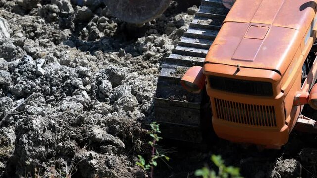 Agricoltura aratura e preparazione del terreno con trattore agricolo cingolato
