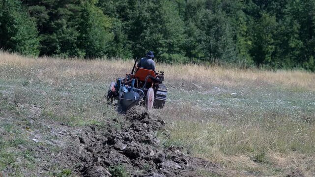 Lavorazione del terreno con mezzo cingolato aratura terreno molto duro