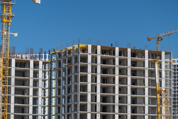 Building a new future in a bustling city skyline under a clear blue sky during a bright sunny day © beholdereye