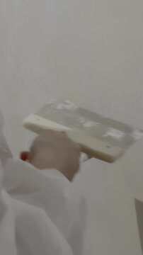 filling wall cracks with spackle
