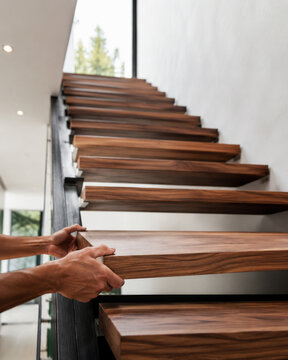 Construcci&oacute;n de escaleras de madera en una casa moderna
