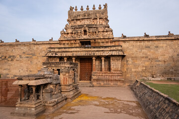 Obraz premium Airavatesvara Temple is a Hindu temple of Chola architecture located in Darasuram, Kumbakonam, Thanjavur, South India, Tamil Nadu. UNESCO World Heritage Site. archaeological monument. King Rajaraja.