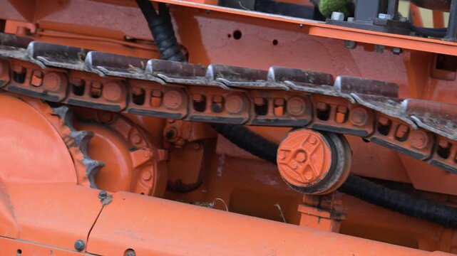 Lavorazione del terreno con mezzo cingolato aratura terreno molto duro