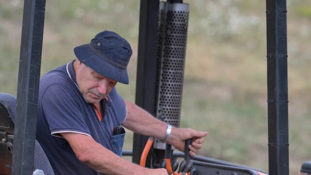 Lavorazione del terreno con mezzo cingolato aratura terreno molto duro
