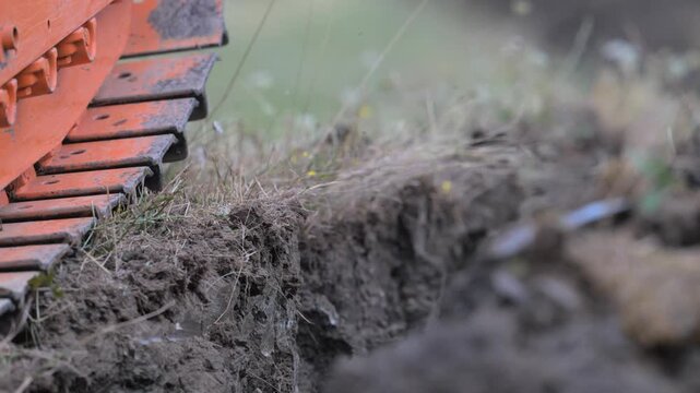 Lavorazione del terreno con mezzo cingolato aratura terreno molto duro
