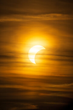 Partielle Sonnenfinsternis hinter weichen Wolken